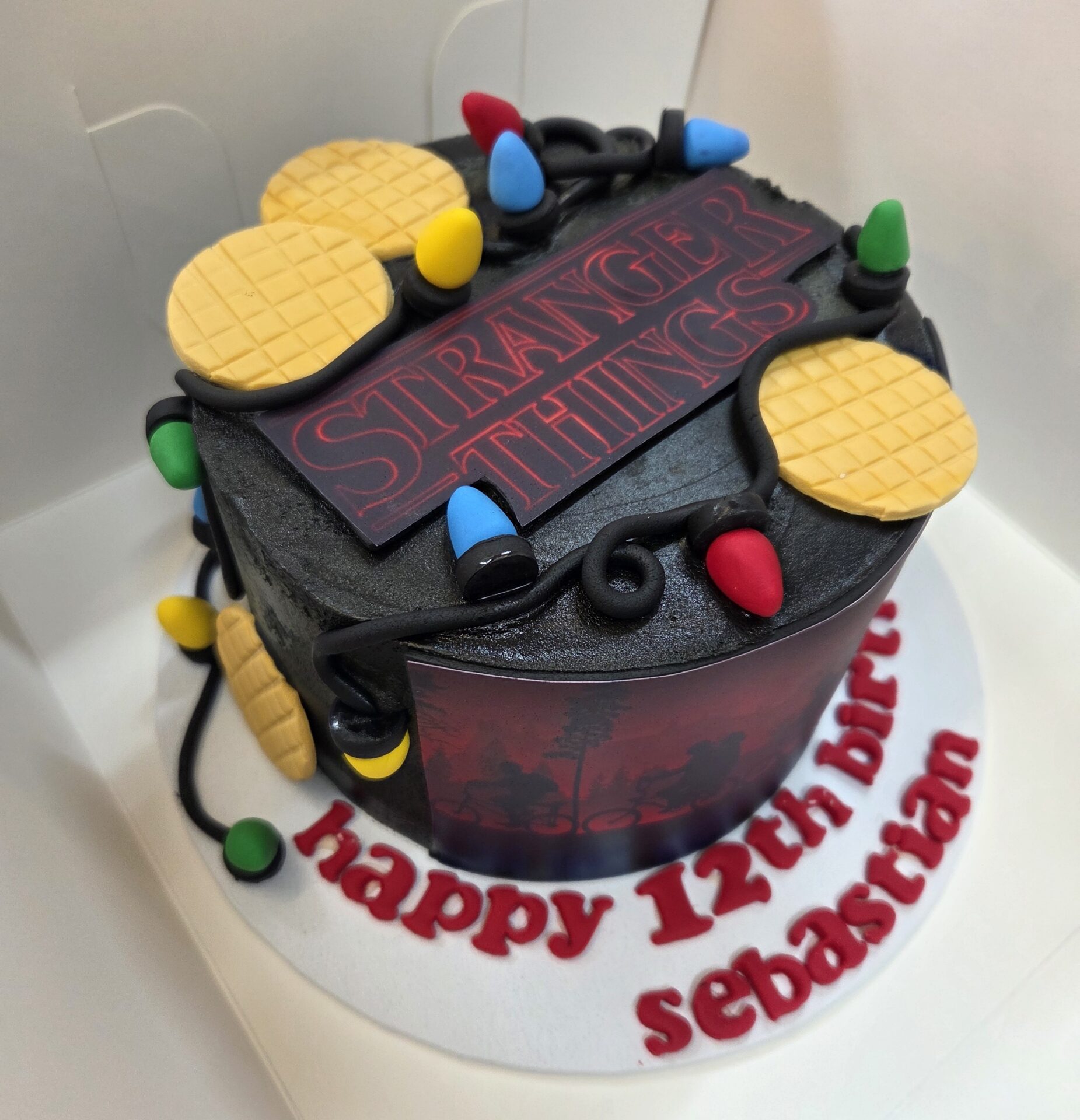 Stranger things cake - Sweet On Cup Cakes